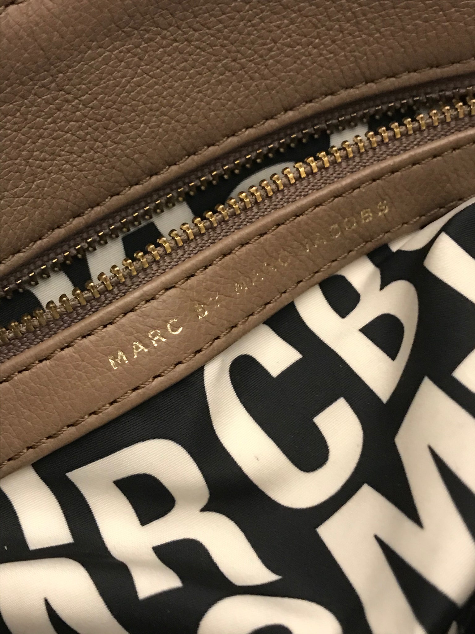 Classic Q Hillier Hobo Crossbody Bag